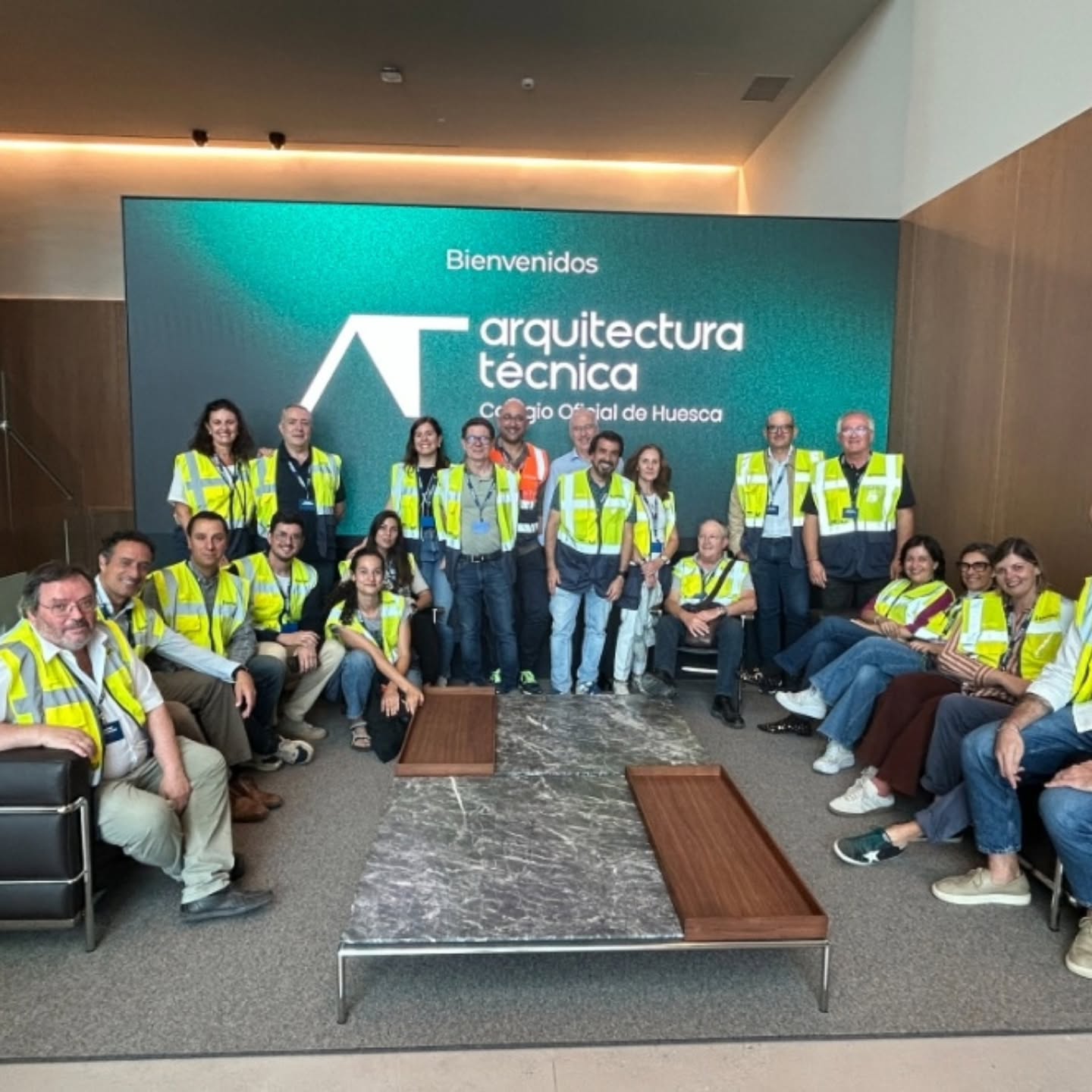 🏗️ Una semana de arquitectura, innovación y nuevas ideas.
Estos días hemos salido del estudio para seguir aprendiendo, descubrir tendencias y compartir experiencias con otros profesionales:
🛋️ Feria Hábitat València · Diseño, mobiliario, iluminación, interiorismo, materiales y nuevas tendencias.
🏠 SiAA Barbastro · Construcción industrializada y nuevas propuestas de vivienda prefabricada.
🧱 Saltoki · Soluciones técnicas en prefabricación y fachadas ventiladas.
🤝 Encuentro anual de arquitectos de Lleida · Visita al rehabilitado Palau de Vidre, networking y encuentro entre compañeros.
💡 Cuatro citas, un mismo objetivo: estar al día para aportar nuevas ideas y soluciones a nuestros proyectos.
📍 Desde Fraga, seguimos aprendiendo, conectando e inspirándonos.
#Arquitectura #Innovación #Diseño #Construcción #Networking