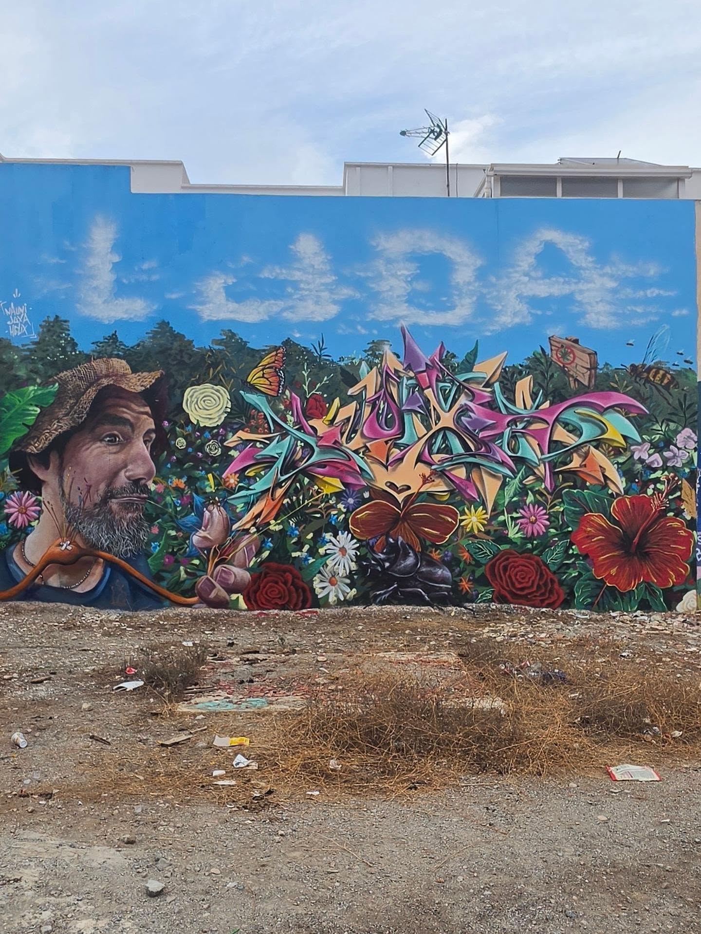 Asi quedo el mural junto a mi hermano @juxa_ljda , gracias por la visita y vuelve pronto jamio
Hemos estado dos dias con un poco de lluvia cuidando nuestro jardín,
🧱C/ Vergi 31 ( El Ejido)🧱
Con los jardineros
@nauni69
@juxa_ljda
@helix.graff