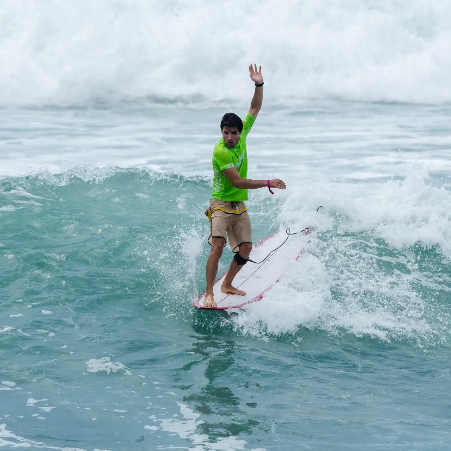 ¡PRIMERA JORNADA DEL TEAM ESPAÑA EN EL MUNDIAL DE LONGBOARD!
La Selección Española de Longboard ha completado su primera jornada de competición en El Sunzal (El Salvador), con Nicolás García avanzando a segunda ronda y Martín García y Daniela Sevillano continuando su participación a través de la repesca.
🇪🇸 RESULTADOS · PRIMERA JORNADA
MASCULINO
@nico_nikidora
1.º en su manga · 9,33 puntos
Clasificado para segunda ronda
@martinslide1
3.º en su manga · 6,86 puntos
Continúa en repesca
FEMENINO
@ela_arte
3.ª en su manga · 5,23 puntos
Continúa en repesca
📣 ¡HOY DOMINGO, NUEVAS MANGAS!
@julieta_rovimar
15:42 h · Debut en Ronda 1
@nico_nikidora
19:12 h · Ronda 2
⏰ Horarios peninsulares españoles, sujetos a posibles cambios por parte de la organización.
Martín García y Daniela Sevillano tendrán una jornada de descanso antes de afrontar sus próximas mangas de repesca.
💪 ¡Los cuatro integrantes del Team España siguen en competición!
📍 El Sunzal · El Salvador
🏆 2026 ISA World Longboard Championship
📺 Sigue el Mundial en directo a través de @isasurfing y toda la actualidad de nuestra selección en los canales de FESurfing.
¡VamosTeam! 🇪🇸🔥
📷 Foto: ISA - Jersson Barboza / Pablo Jiménez
#FS26 #TeamEspaña #FESurfing #ISAWLSC #Longboard
@coe_es
@deportegob
@surfingpuntoes_
@iberdrola
@federacionasturianadesurfing
@federacion_melillense_surf
@fgsurf
@federacion_surf_region_murcia
@fsurfcat
@fecansurf
@fedcantabrasurf
@siroko
@isasurfing
@surfcity
@eqlove