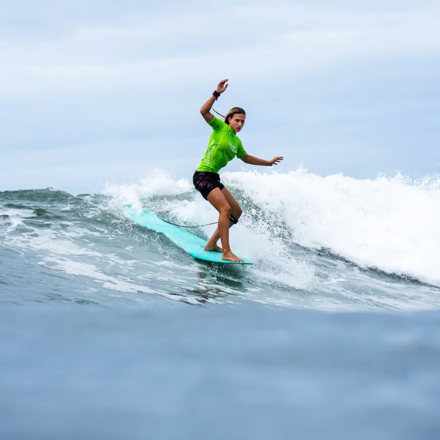 ¡EL TEAM ESPAÑA SIGUE EN LA LUCHA EN EL MUNDIAL DE LONGBOARD!
La Selección Española completa una exigente segunda jornada en El Sunzal (El Salvador), con nuestros cuatro representantes todavía en competición a través del cuadro de repesca.
Julieta Rodríguez-Villamil debutó con una gran actuación, superando su primera manga con 12,50 puntos y avanzando a segunda ronda.
En su siguiente participación, marcada por unas condiciones de mar más complicadas, finalizó cuarta con 5,33 puntos.
Nicolás García disputó su manga de segunda ronda, terminando cuarto con 8,17 puntos.
Ambos continuarán en repesca, junto a Martín García y Daniela Sevillano.
🇪🇸 ¡HOY LUNES, NUEVAS MANGAS!
Horarios peninsulares españoles:
15:00 h · @martinslide1
Repesca R1 · Manga 4
17:48 h · @ela_arte
Repesca R1 · Manga 4
21:18 h · @nico_nikidora
Repesca R2 · Manga 6
🔜 @julieta_rovimar, pendiente de conocer su próxima manga.
Los horarios son orientativos y pueden sufrir modificaciones.
¡La competición continúa y nuestros cuatro deportistas siguen peleando por avanzar en el Mundial!
📍 El Sunzal · El Salvador
🏆 2026 ISA World Longboard Championship
📅 Hasta el 22 de octubre
📺 Sigue las mangas en directo a través de @isasurfing y toda la actualidad de nuestra selección en FESurfing.
¡Vamos team!
#FS26 #TeamEspaña #FESurfing #ISAWLSC #Longboard
@coe_es
@deportegob
@surfingpuntoes_
@iberdrola
@federacionasturianadesurfing
@federacion_melillense_surf
@fgsurf
@federacion_surf_region_murcia
@fsurfcat
@fecansurf
@fedcantabrasurf
@siroko
@isasurfing
@surfcity