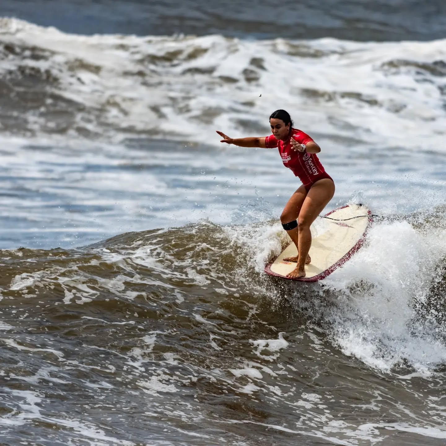 ¡ESPAÑA SIGUE EN LA LUCHA EN EL MUNDIAL DE LONGBOARD!
Nicolás García avanza a la tercera ronda de repesca y, junto a Julieta Rodríguez-Villamil, mantiene vivas las opciones del Team España en el 2026 ISA World Longboard Championship, que se disputa en El Sunzal (El Salvador).
🇪🇸 RESULTADOS · TERCERA JORNADA
@nico_nikidora
2.º en su manga · 9,57 puntos
Clasificado para la tercera ronda de repesca
@ela_arte
1.ª en su primera manga de repesca · 11,16 puntos
Superó la primera ronda antes de concluir su participación en la segunda, donde finalizó cuarta.
@martinslide1 · Martín García
3.º en su manga · 7,54 puntos
Finaliza su participación en el Mundial.
¡Enhorabuena a Martín y Daniela por su esfuerzo y compromiso en una competición de máximo nivel internacional!
🔥 ¡HOY MARTES, NUEVAS MANGAS!
Horarios peninsulares españoles:
15:00 h · @julieta_rovimar
Repesca R2 · Manga 5
19:54 h · @nico_nikidora
Repesca R3 · Manga 3
🔜 Si Julieta supera su manga, volverá a competir a las 21:18 h o 21:39 h.
⚠️ Horarios orientativos, sujetos a posibles modificaciones.
📍 El Sunzal · El Salvador
🏆 ISA World Longboard Championship 2026
📅 Hasta el 22 de octubre
📺 Sigue la competición en directo a través de @isasurfing y toda la actualidad de nuestra selección en FESurfing.
¡Vamos Team! 🇪🇸
#FS26 #TeamEspaña #FESurfing #ISAWLSC #Longboard
@coe_es
@deportegob
@surfingpuntoes_
@iberdrola
@federacionasturianadesurfing
@federacion_melillense_surf
@fgsurf
@federacion_surf_region_murcia
@fsurfcat
@fecansurf
@fedcantabrasurf
@siroko
@isasurfing
@surfcity